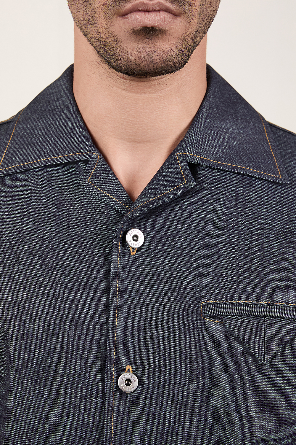 תמונת תקריב דוגמן של חולצת כפתורים ג'ינס