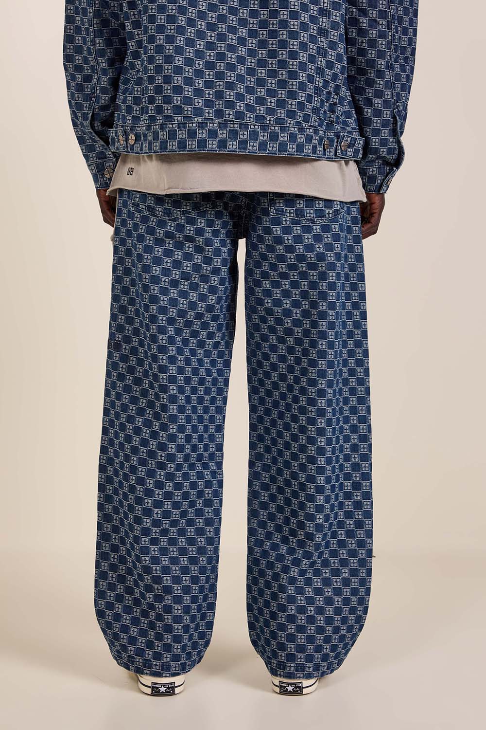 תמונת תקריב דוגמן של מכנסי ג'ינס אוברסייז