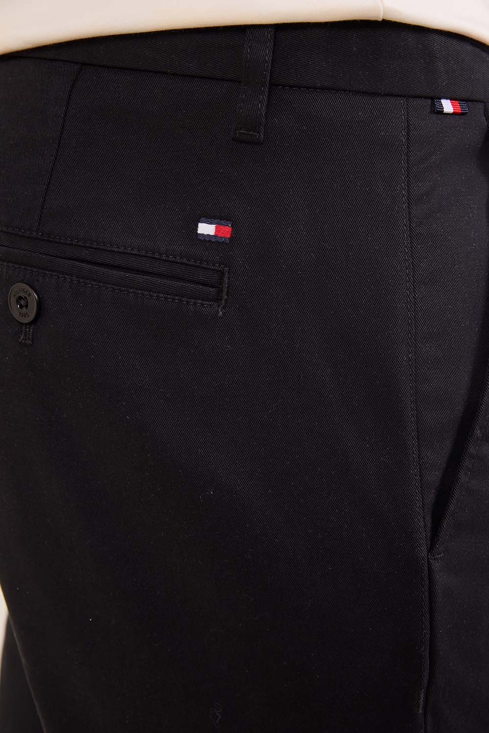 תמונת תקריב דוגמן של מכנסי צ`ינו סלים פיט