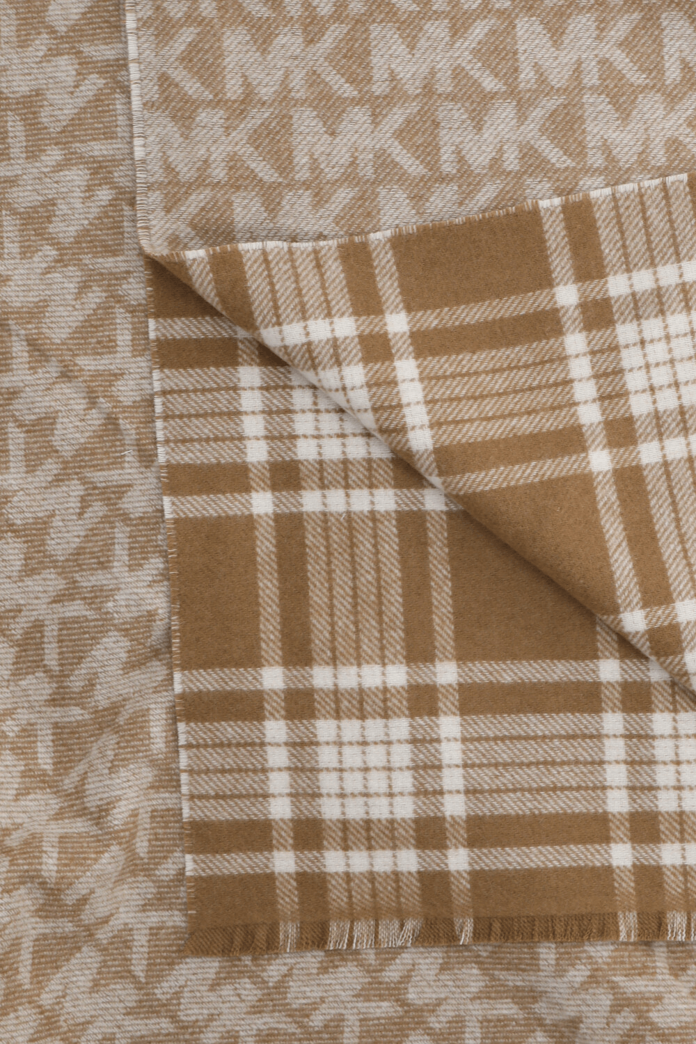 תמונה אחורית של פונצ'ו צמר דו צדדי