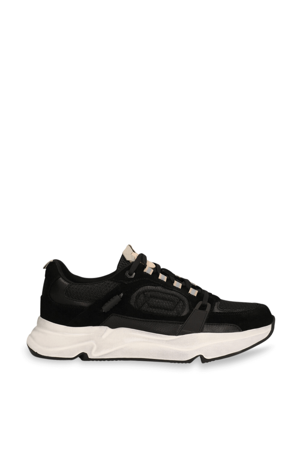 תמונה קידמית של נעלי סניקרס