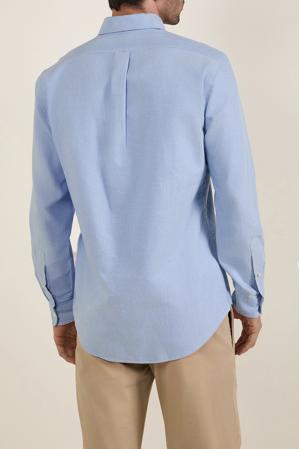 תמונת דוגמן אחורית של חולצה מכופתרת