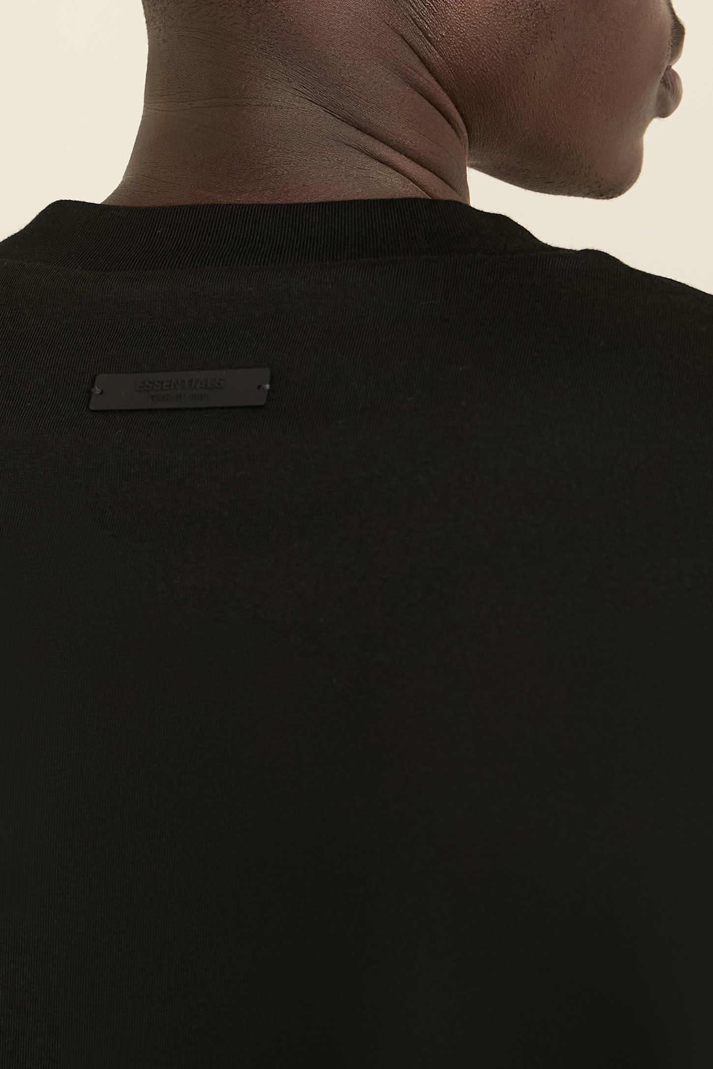 תמונת דוגמן אחורית של חולצת טי