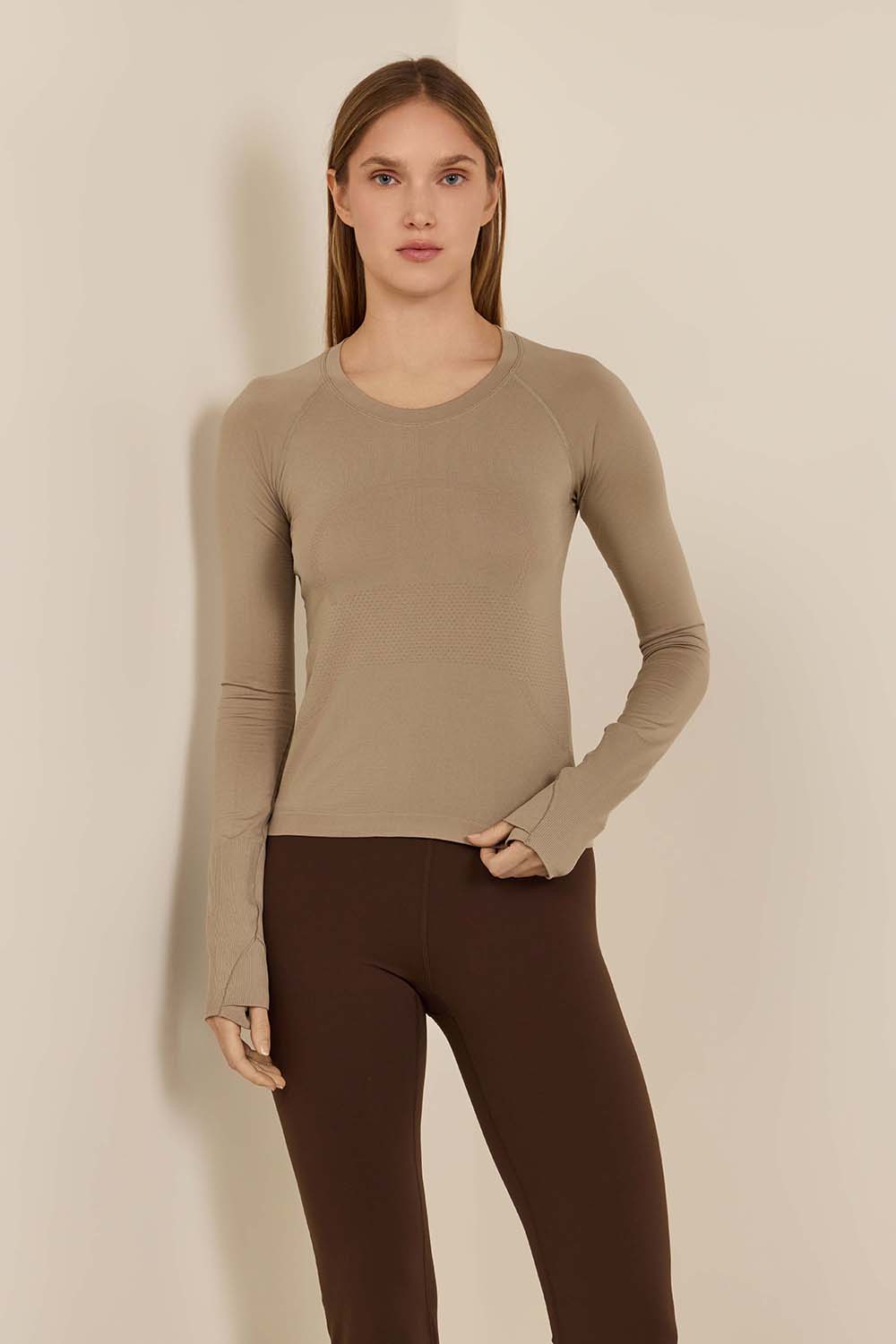 תמונת דוגמן קידמית של Swiftly Tech Long-Sleeve Shirt 2.0