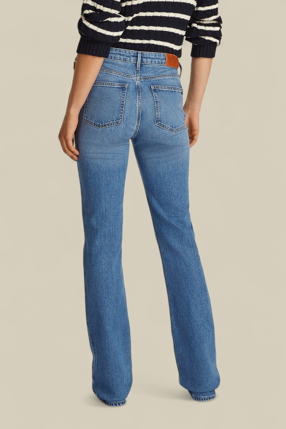 תמונת דוגמן אחורית של מכנסי ג'ינס בגזרה ישרה