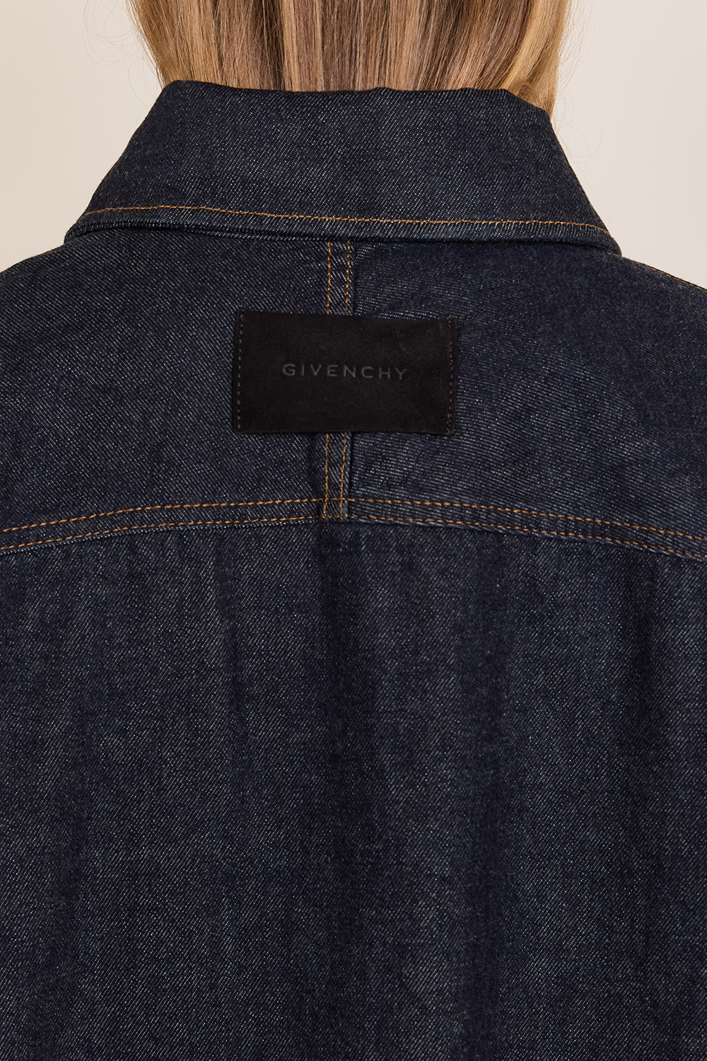 תמונת תקריב דוגמן של חולצת-ז'קט