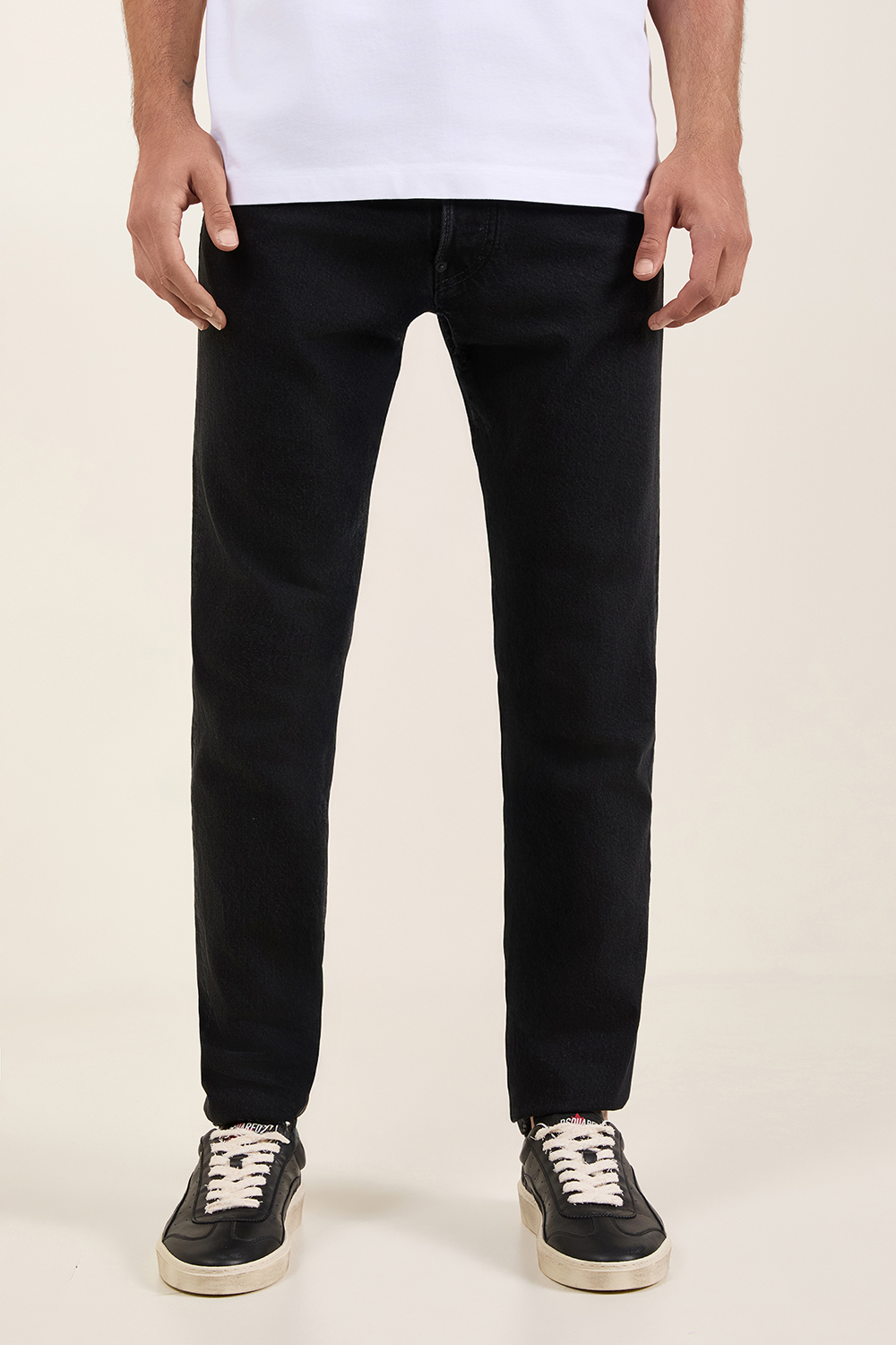 תמונת דוגמן קידמית של מכנסי ג'ינס סלים פיט