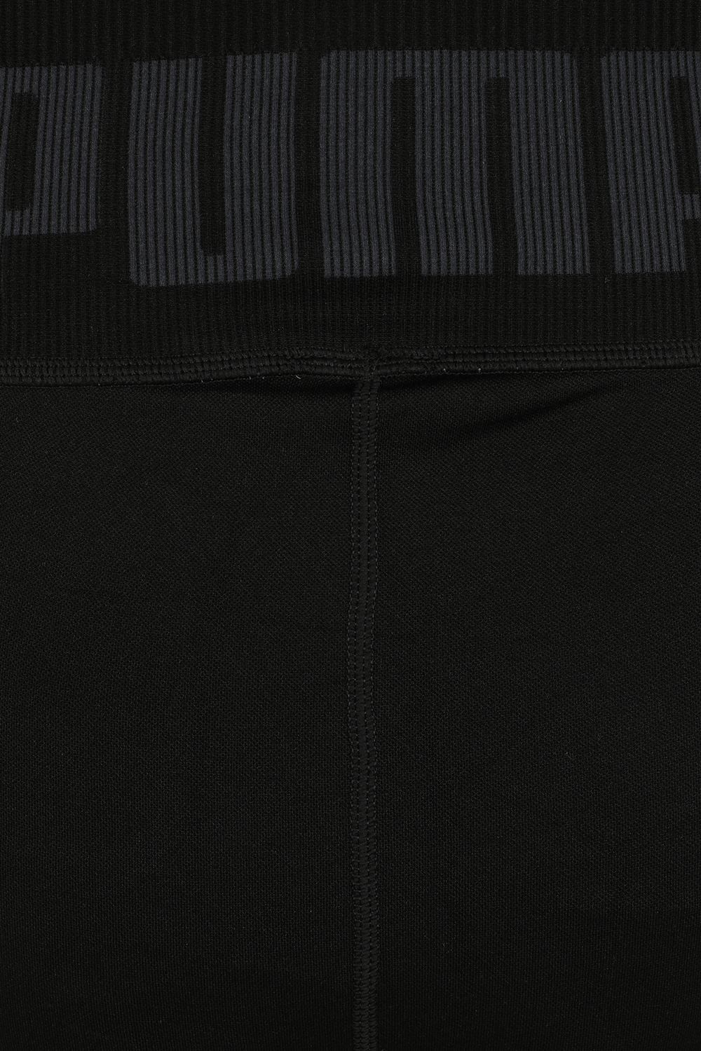 תמונה אחורית של מכנסי טייץ 7/8 עם דיטיילז ריב בצבע שחור