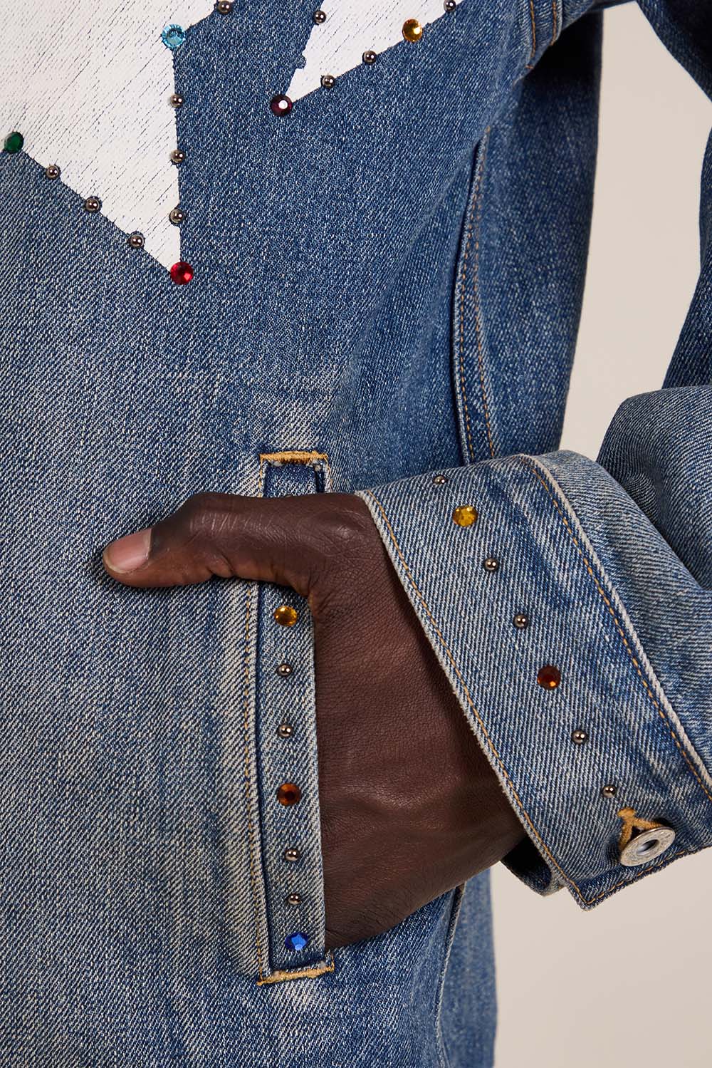 תמונת תקריב דוגמן של ז'קט ג'ינס בשיבוץ אבנים