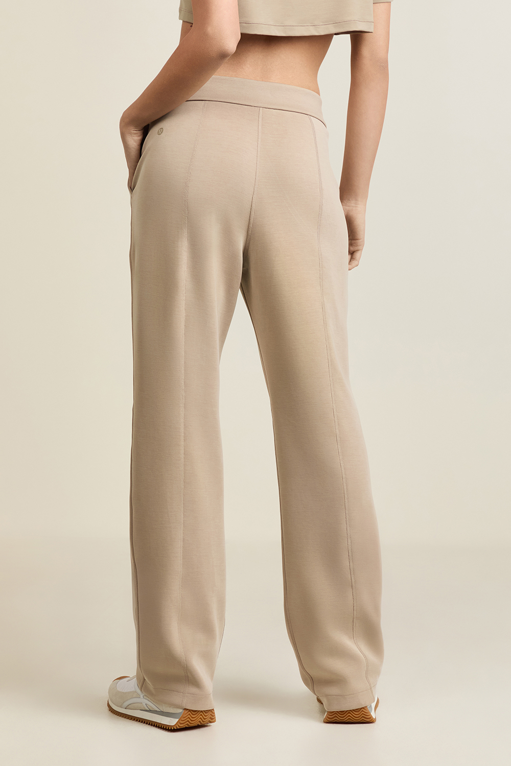 תמונת דוגמן אחורית של Softstreme HR Straight Leg Pant *Regular