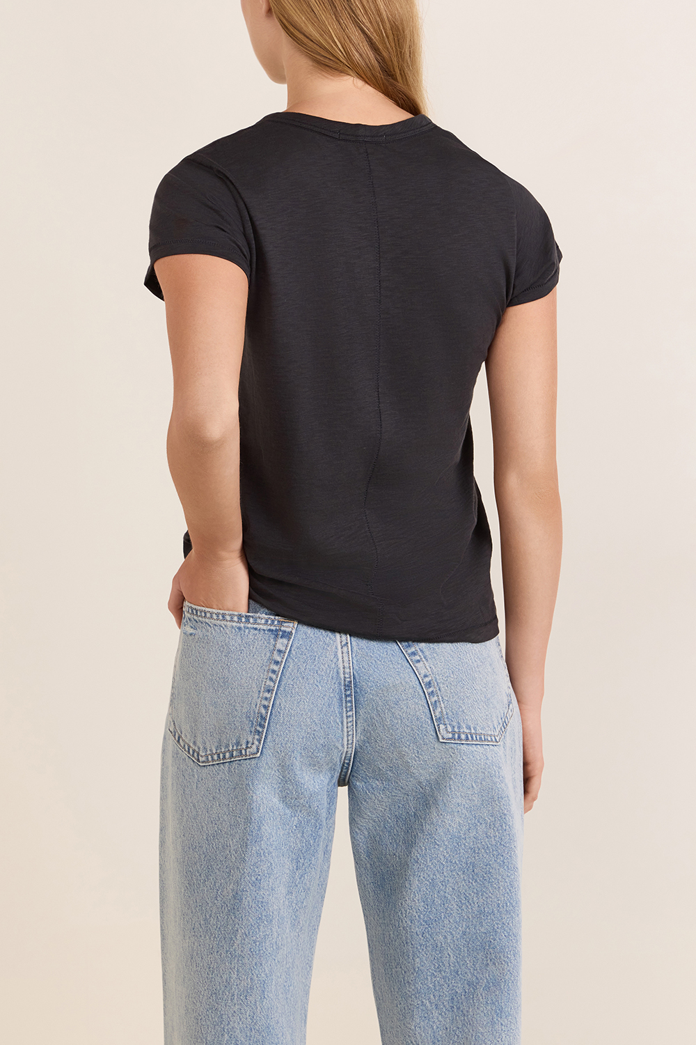 תמונת דוגמן אחורית של חולצת טי סלים פיט