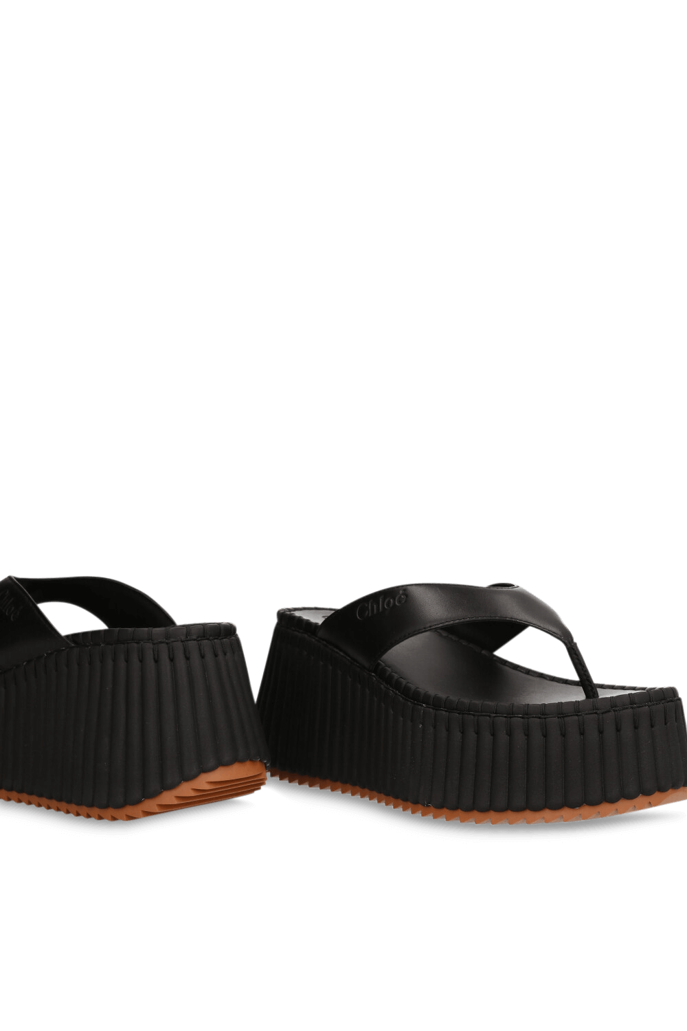 תמונת תקריב של כפכפי אצבע פלטפורמה