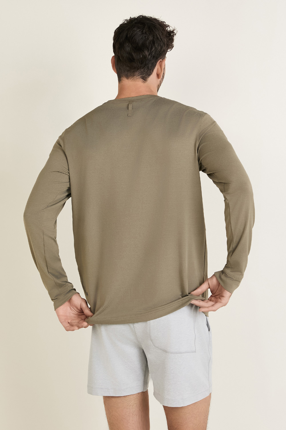 תמונת דוגמן אחורית של License to Train Relaxed-Fit Long-Sleeve Shirt