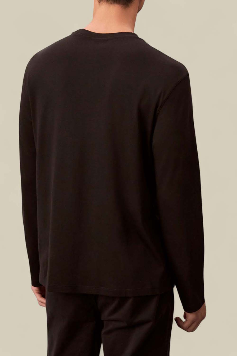 תמונת דוגמן אחורית של חולצת טי ארוכה