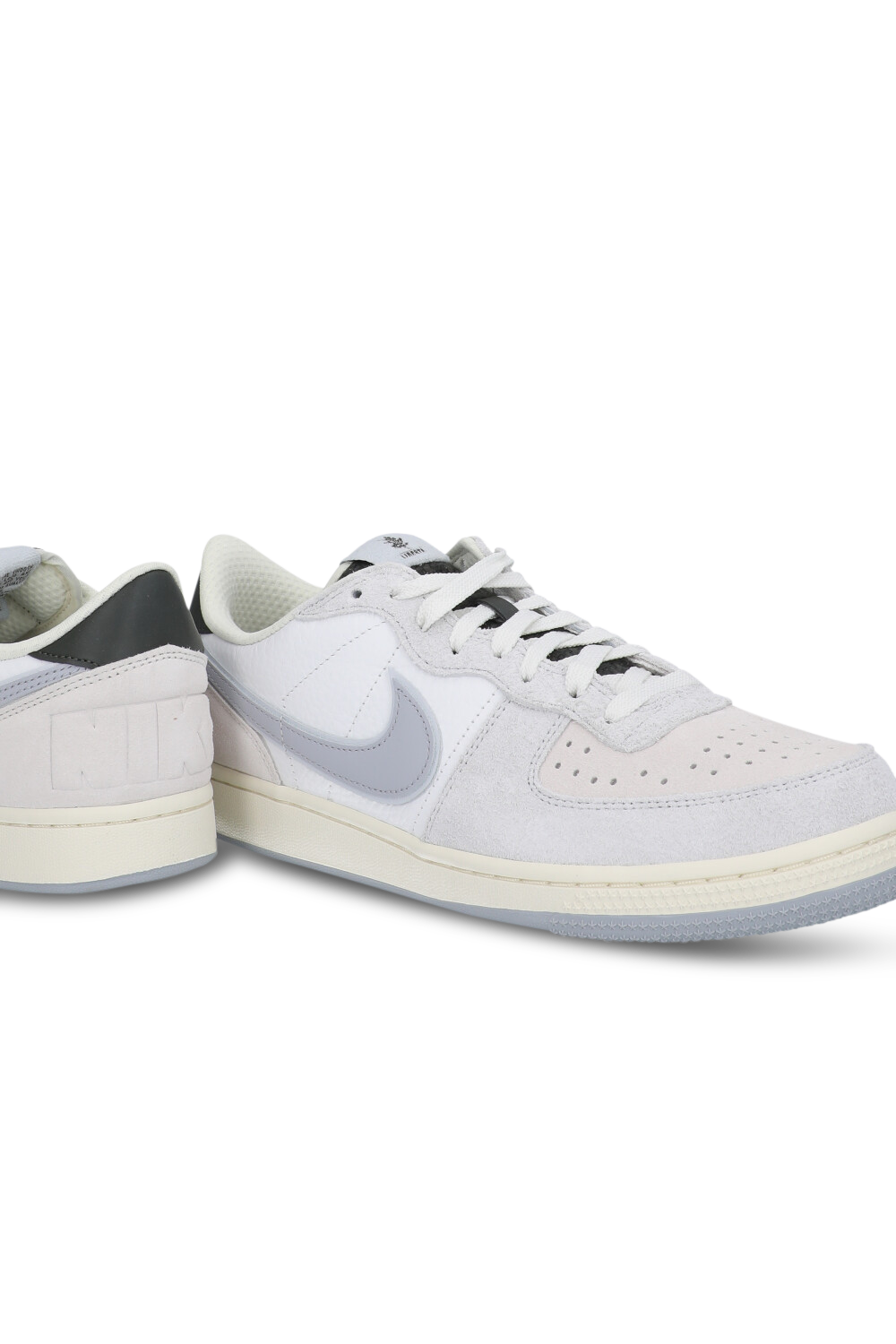 תמונת תקריב של נעלי סניקרס טרמינייטור