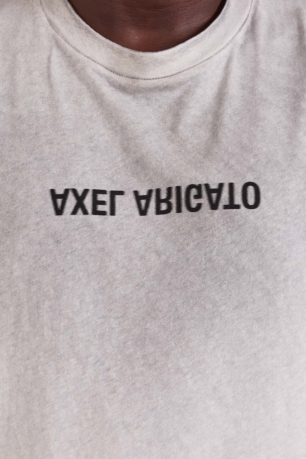 תמונת תקריב דוגמן של חולצת טי