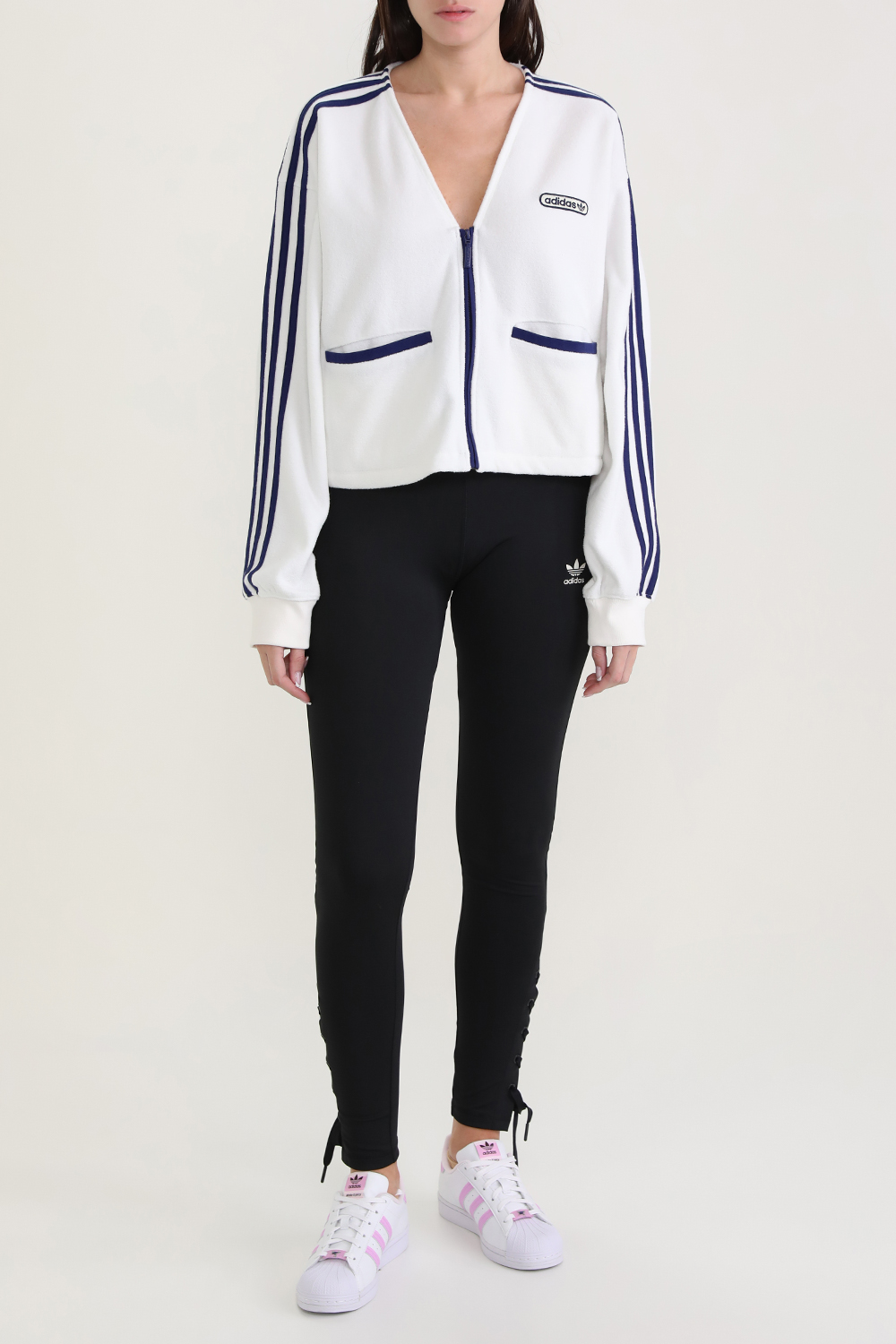 תמונת דוגמן קידמית של נעלי סניקרס סופרסטאר טבעוניות