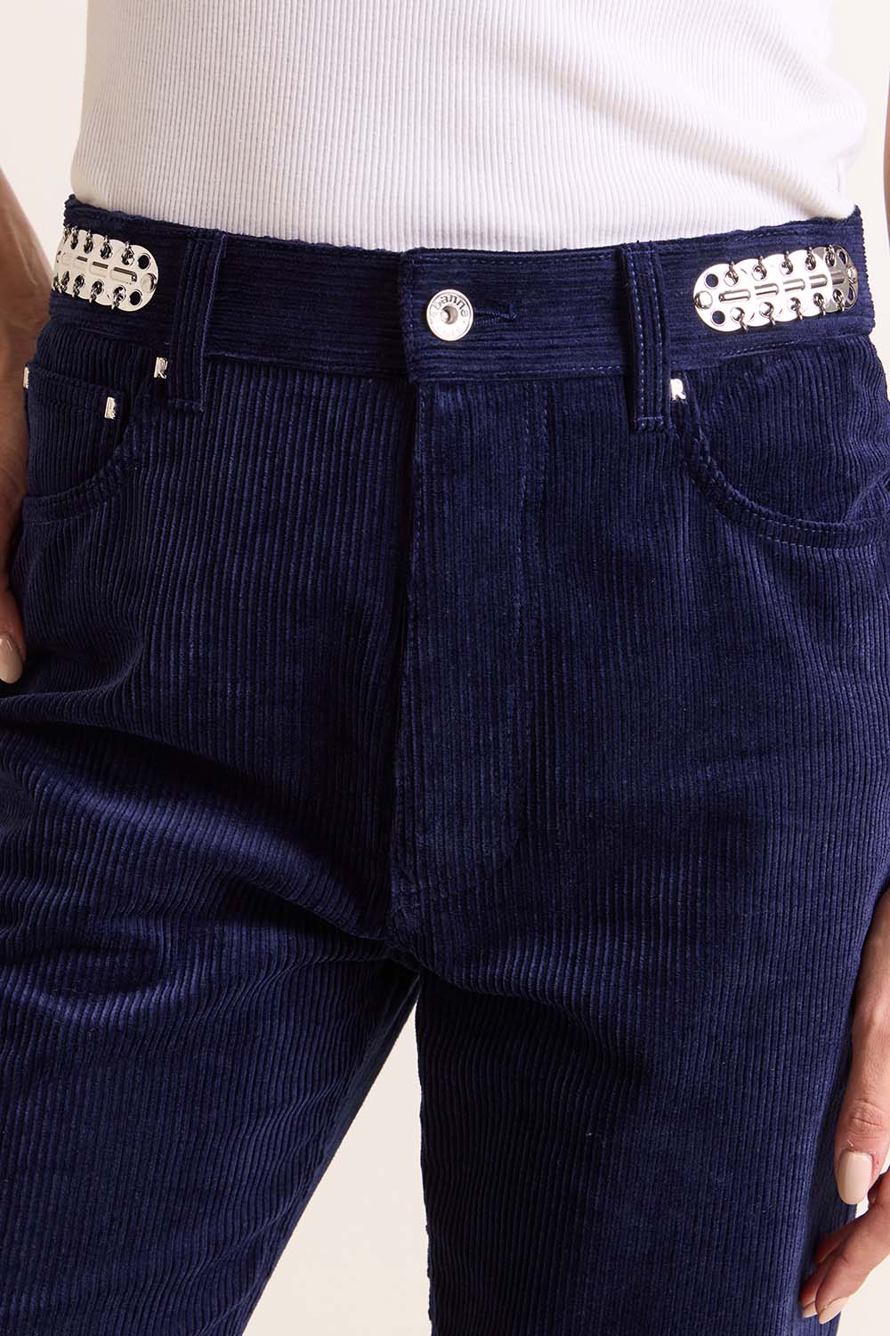 תמונת תקריב דוגמן של מכנסי קטיפה קורדרוי