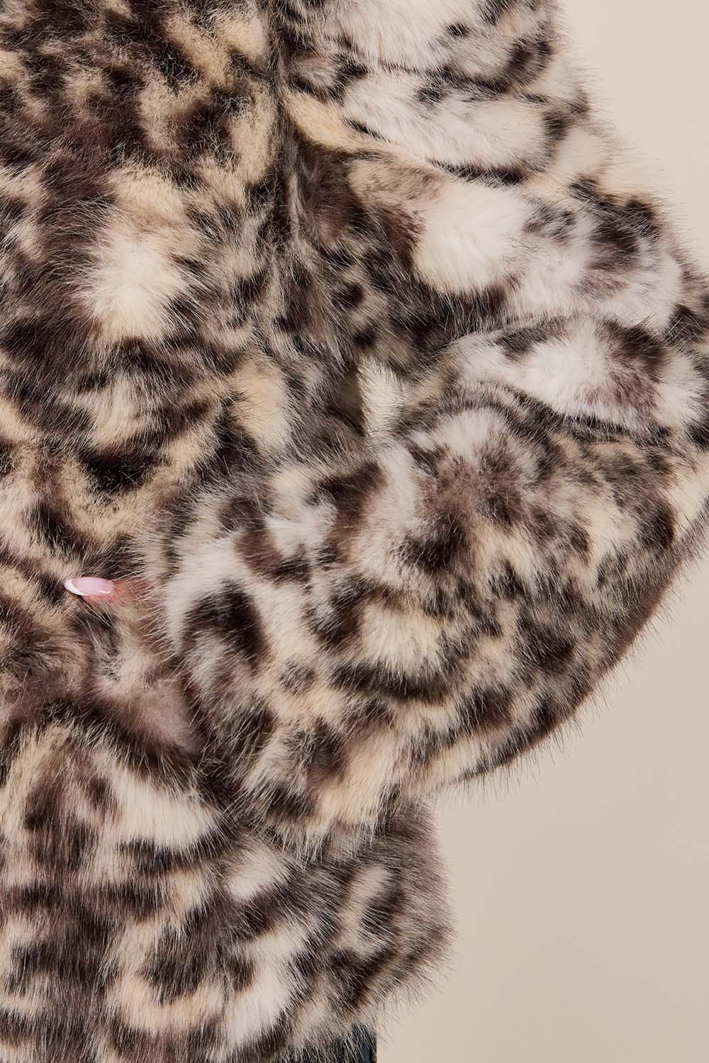 תמונת תקריב דוגמן של מעיל פרווה סינתטי