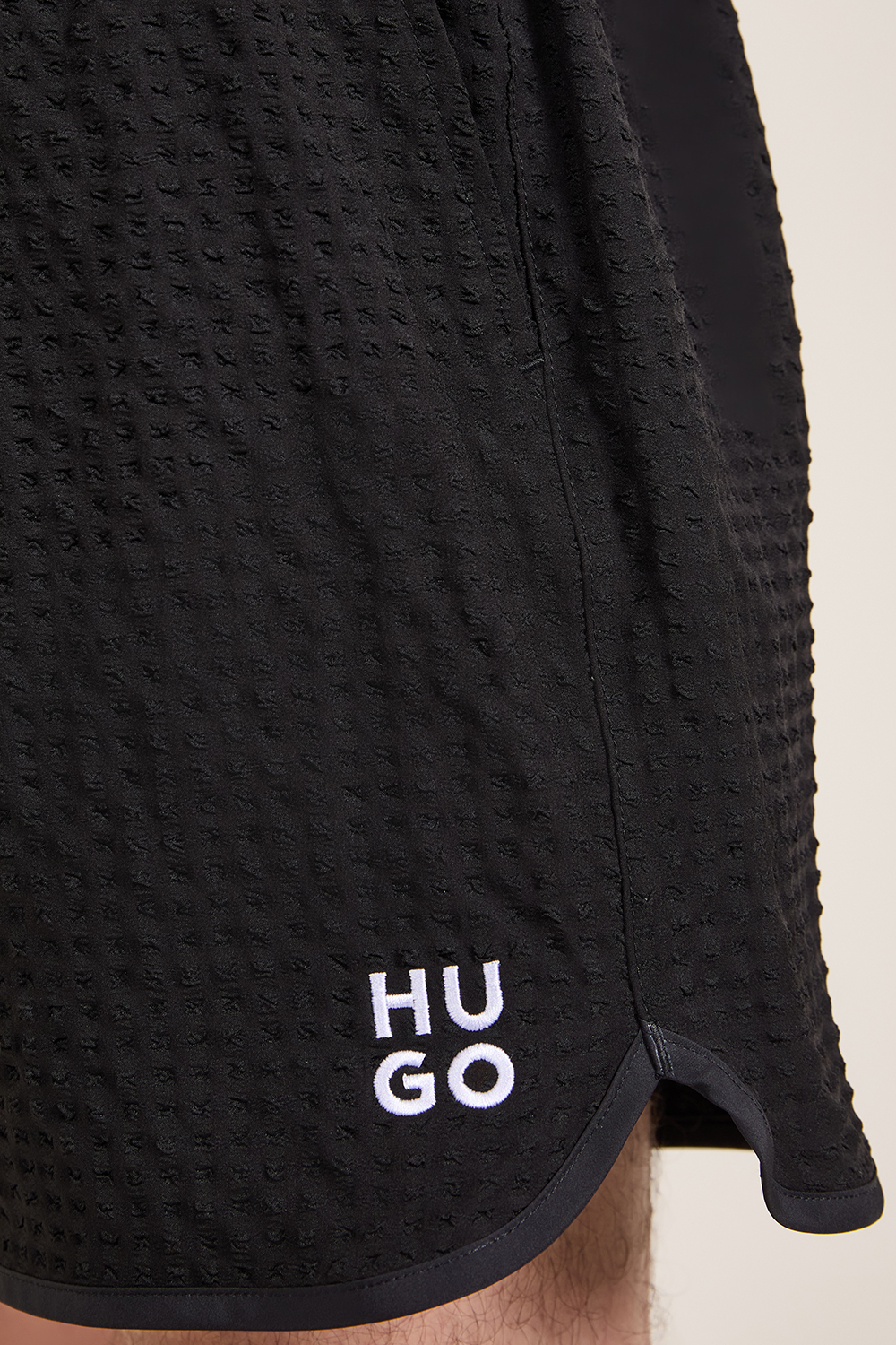 תמונת תקריב דוגמן של מכנסי בגד ים