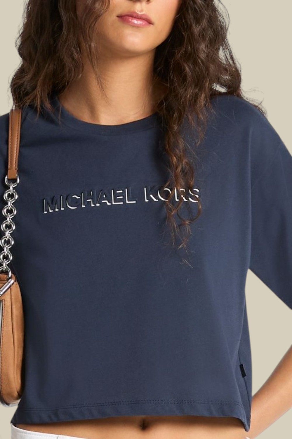 תמונת תקריב דוגמן של חולצת טי קרופ