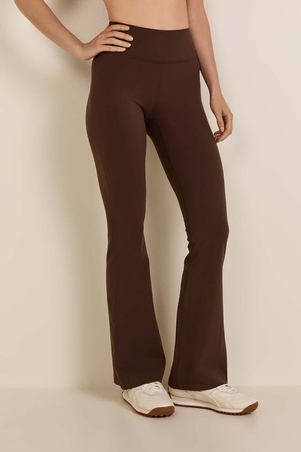 תמונת דוגמן קידמית של Groove Nulu High-Rise Flared Pant Regular