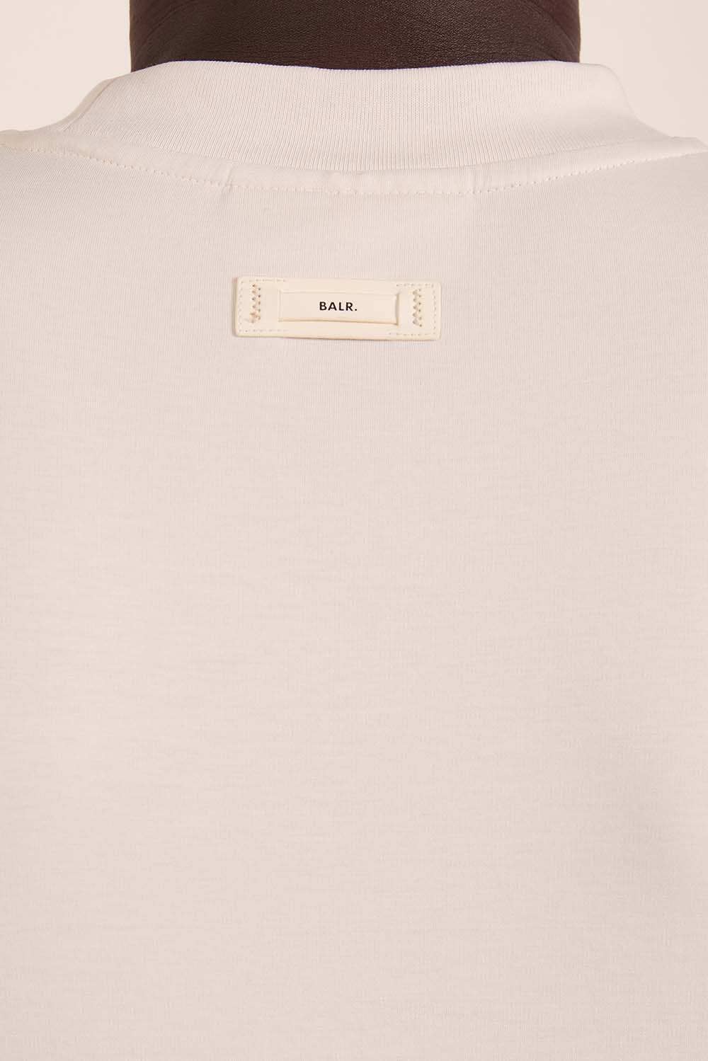 תמונת תקריב דוגמן של חולצת טי משוחררת