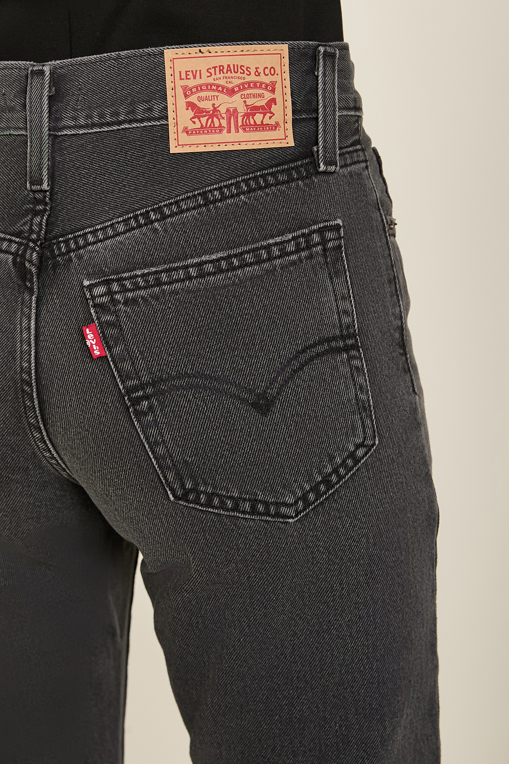 תמונת תקריב דוגמן של מכנסי ג'ינס באגי 94