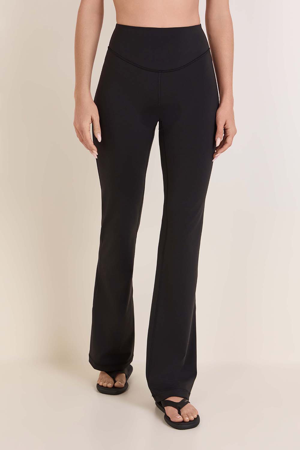 תמונת דוגמן קידמית של Wunder Under Smoothcover Bootcut Pant*R