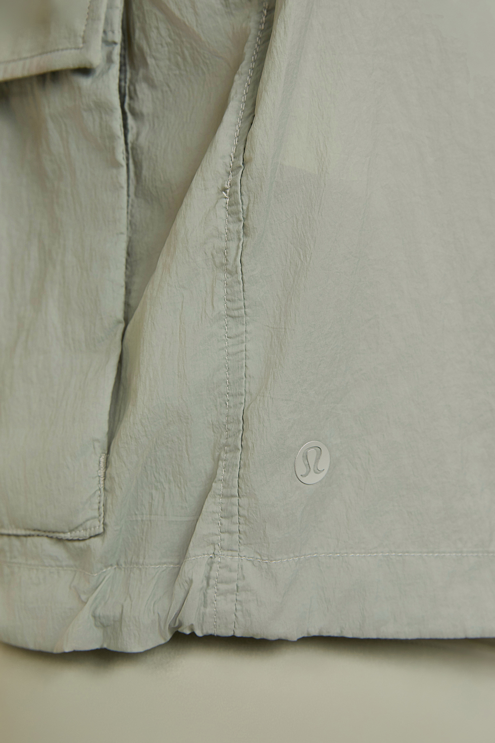 תמונת תקריב דוגמן של Hood lite jacket