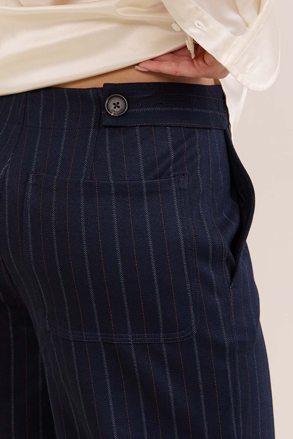 תמונת תקריב דוגמן של מכנסיים מחוייטים