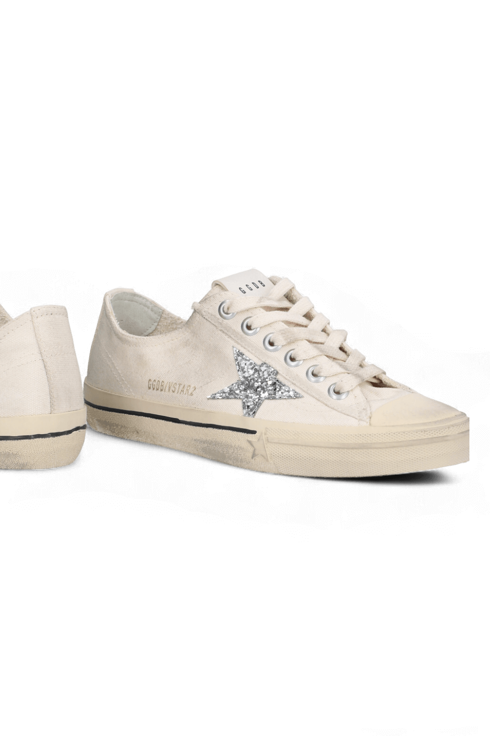 תמונת תקריב של נעלי סניקרס וי סטאר