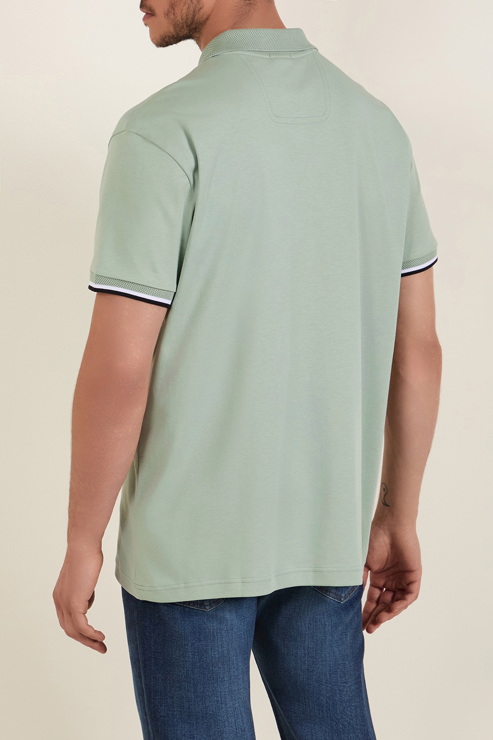 תמונת דוגמן אחורית של חולצת פולו