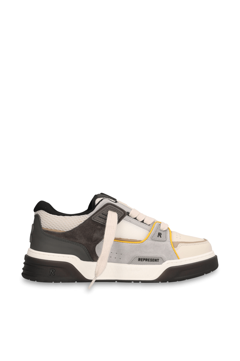 תמונה קידמית של נעלי סניקרס סטודיו