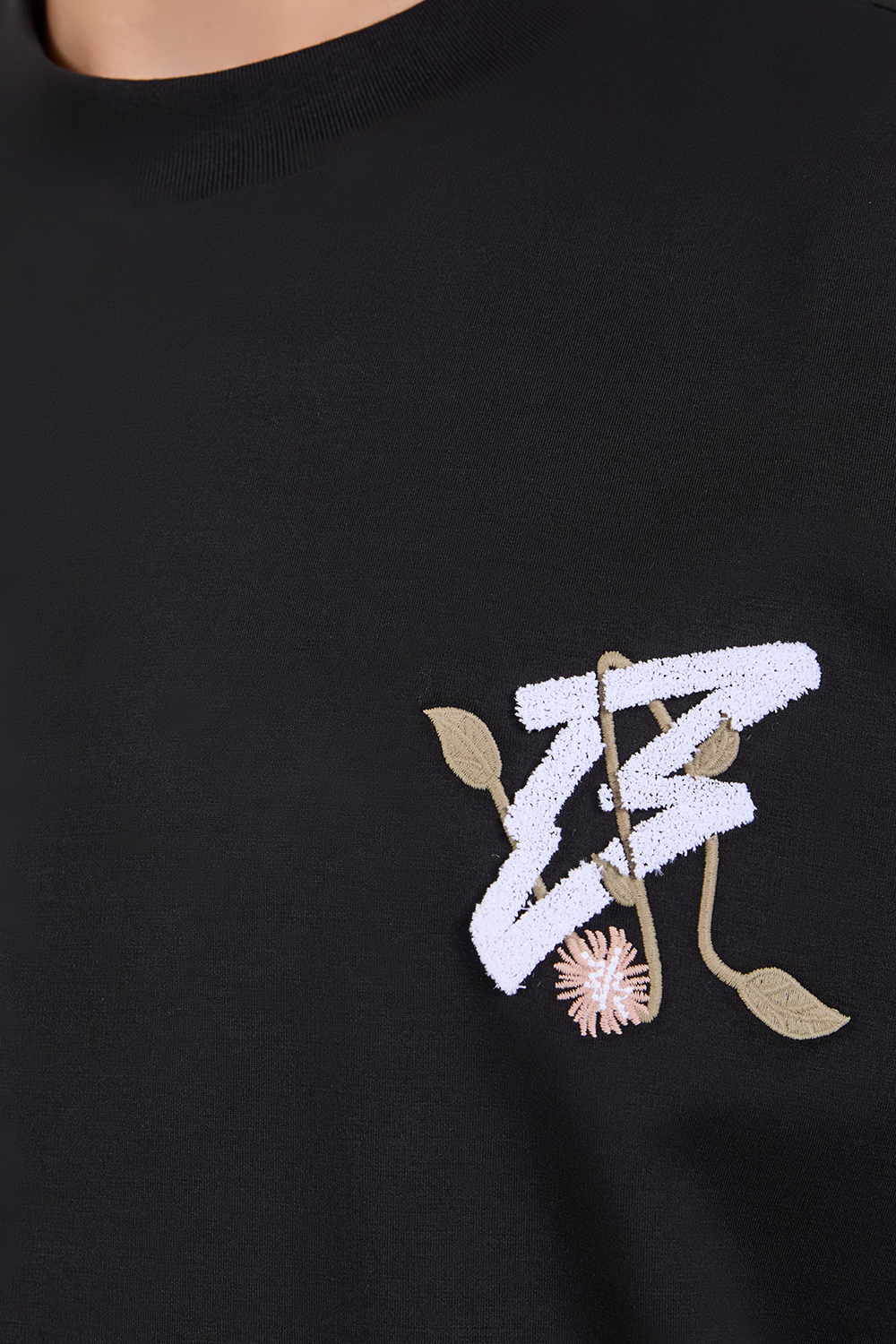 תמונת תקריב דוגמן של חולצת טי בגזרה משוחררת