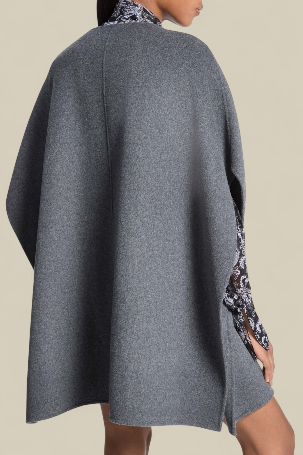 תמונת דוגמן אחורית של שכמייה צמר