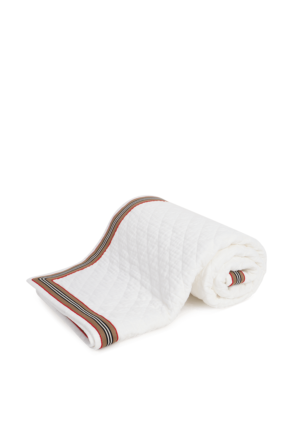 תמונת תקריב של שמיכת תינוקות לבנה עם מסגרת פסים