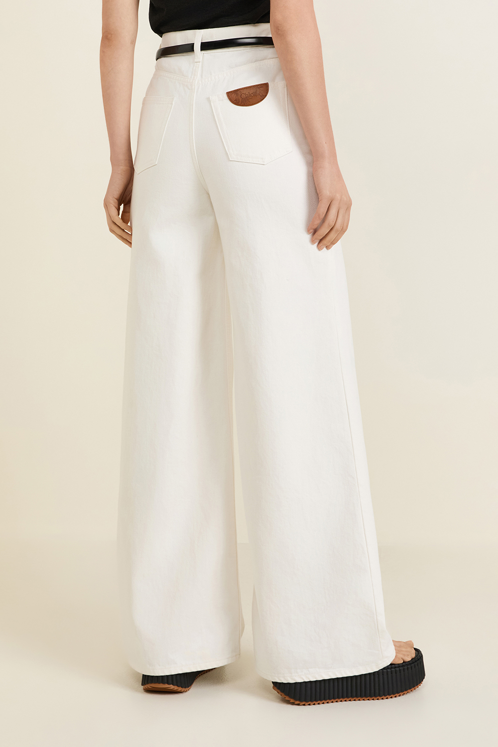 תמונת דוגמן אחורית של מכנסי ג'ינס רחבים