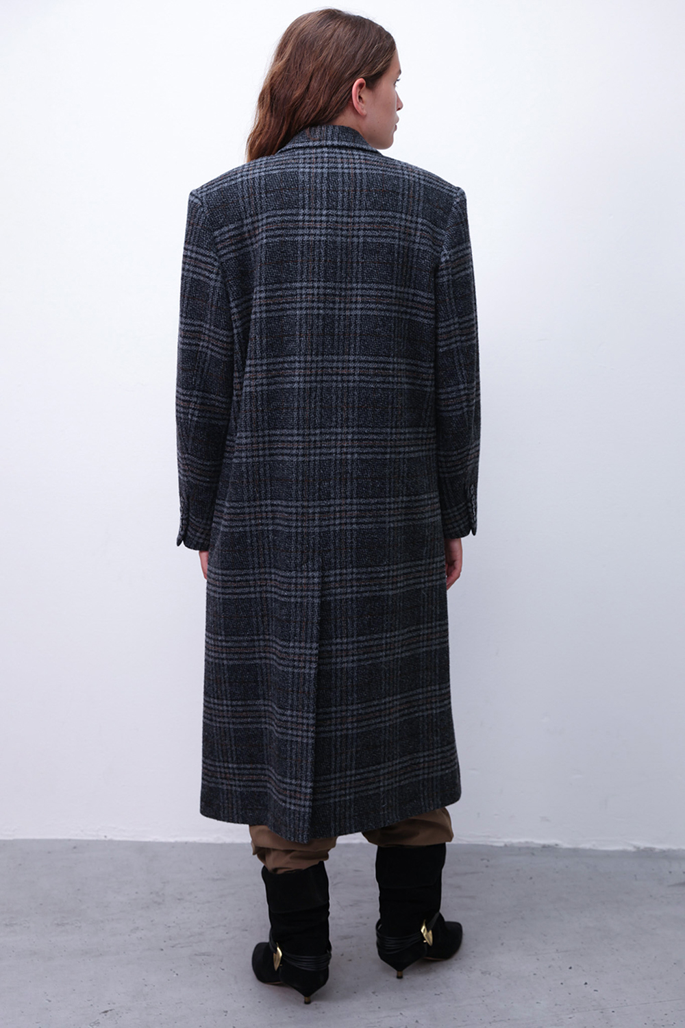 תמונת דוגמן אחורית של מעיל צמר ארוך