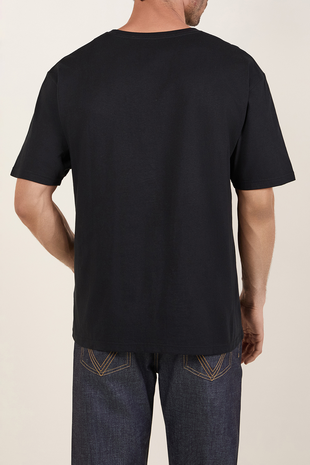 תמונת דוגמן אחורית של חולצת טי