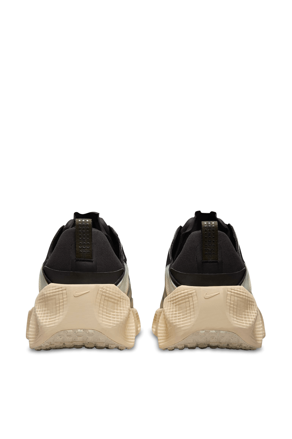 תמונת תקריב של נעלי סניקרס אווה רובר