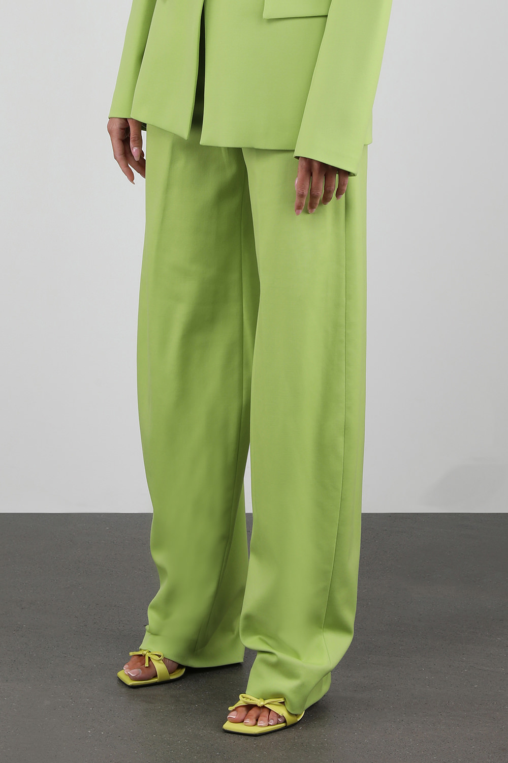 תמונת דוגמן קידמית של מכנסי ג'אגר מתרחבים מצמר ירוק