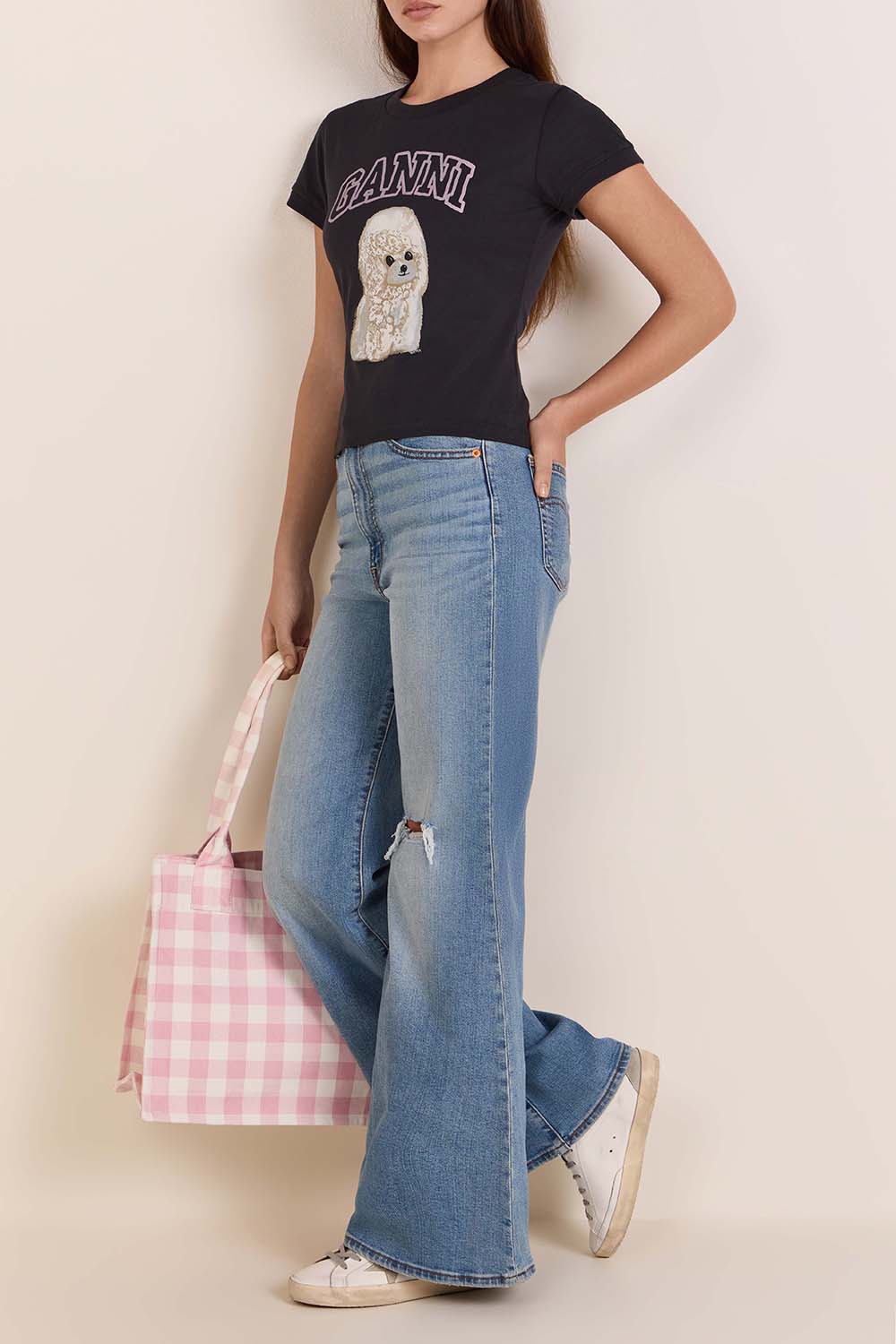 תמונת דוגמן קידמית של נעלי סניקרס