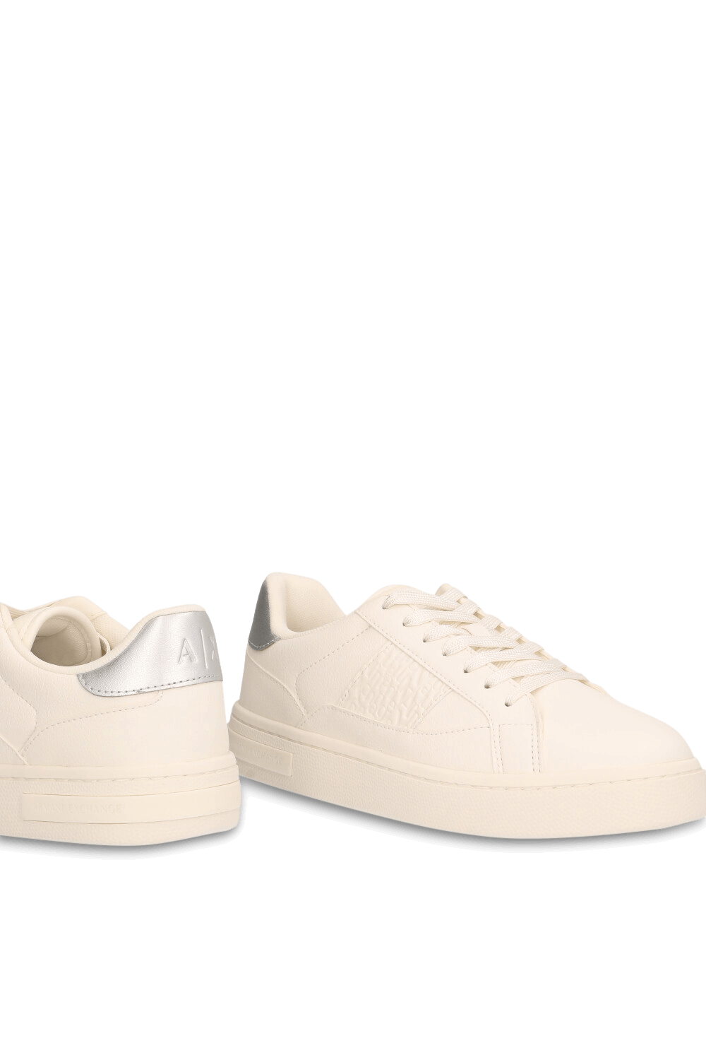 תמונת תקריב של נעלי סניקרס