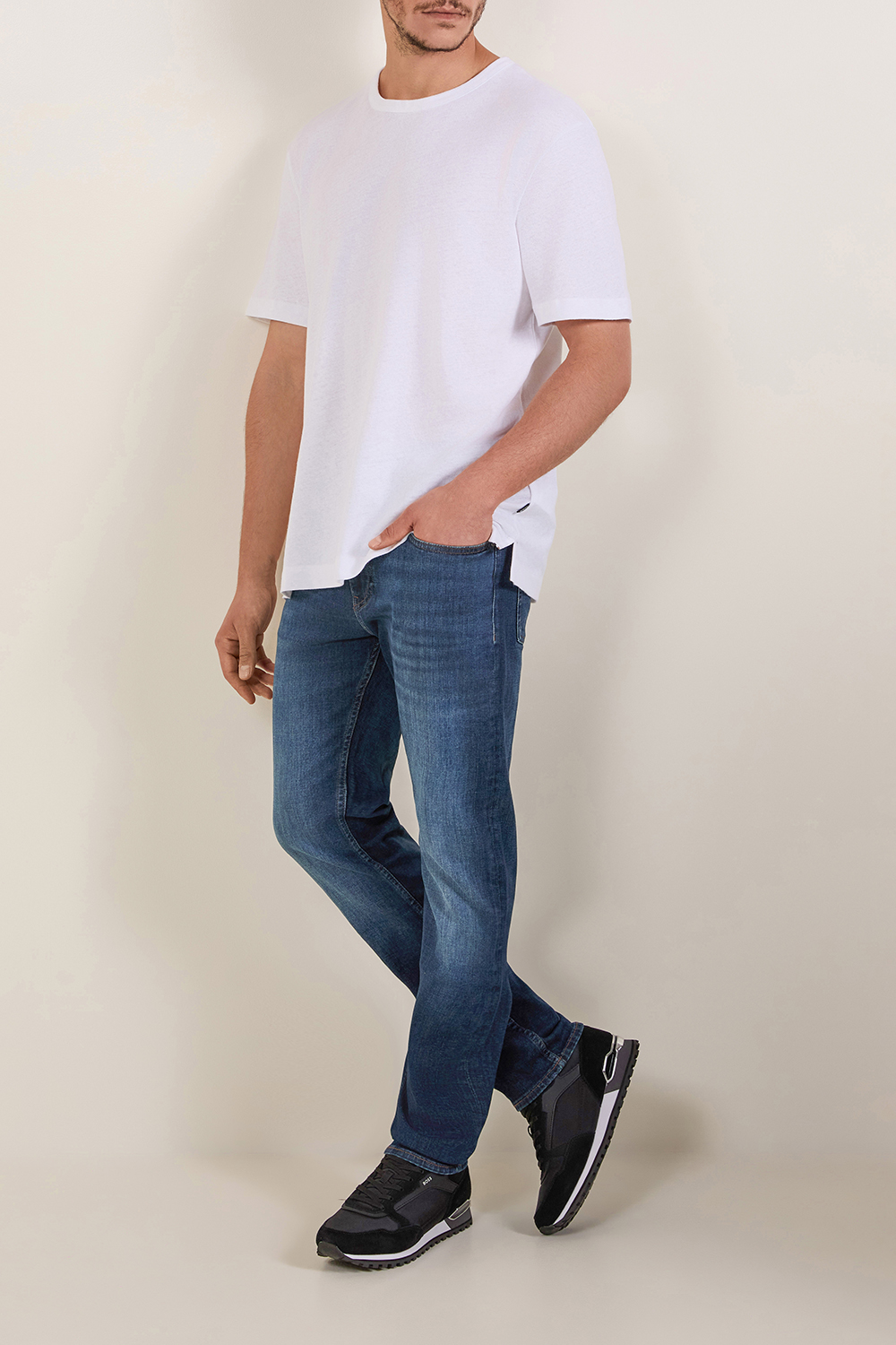 תמונת דוגמן קידמית של נעלי סניקרס