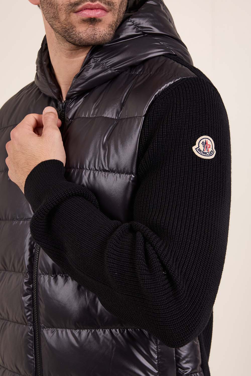 תמונת תקריב דוגמן של קרדיגן ריב מרופד