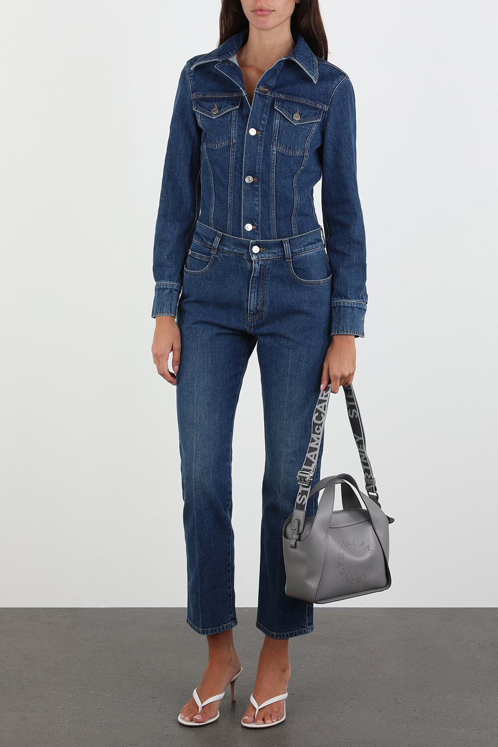 תמונת דוגמן קידמית של Medium Logo Tote Bag in Grey