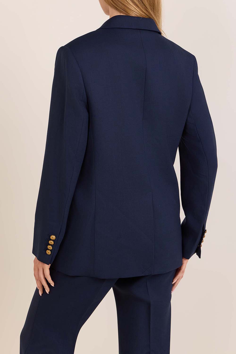 תמונת דוגמן אחורית של בלייזר מחויט