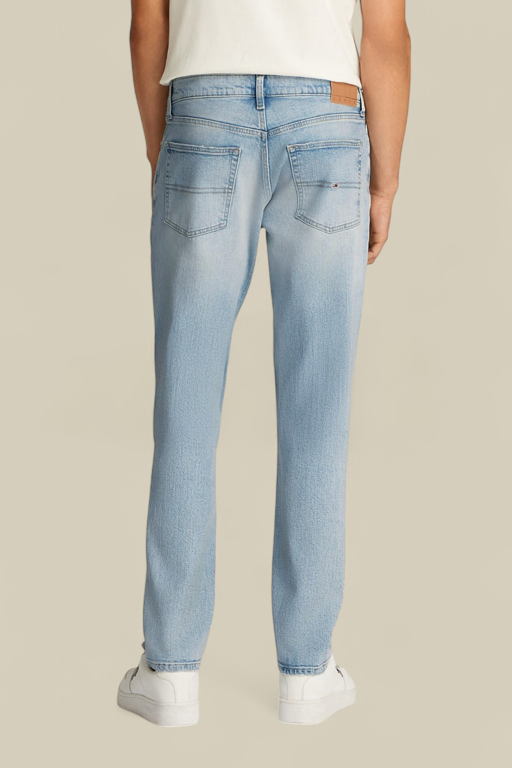 תמונת דוגמן אחורית של מכנסי ג'ינס סלים פיט