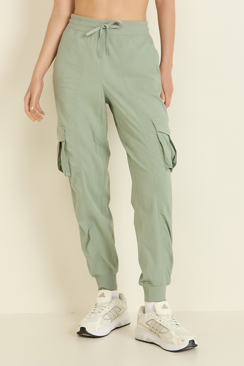 תמונת דוגמן קידמית של Dance Studio Relaxed-Fit Mid-Rise Cargo Jogger